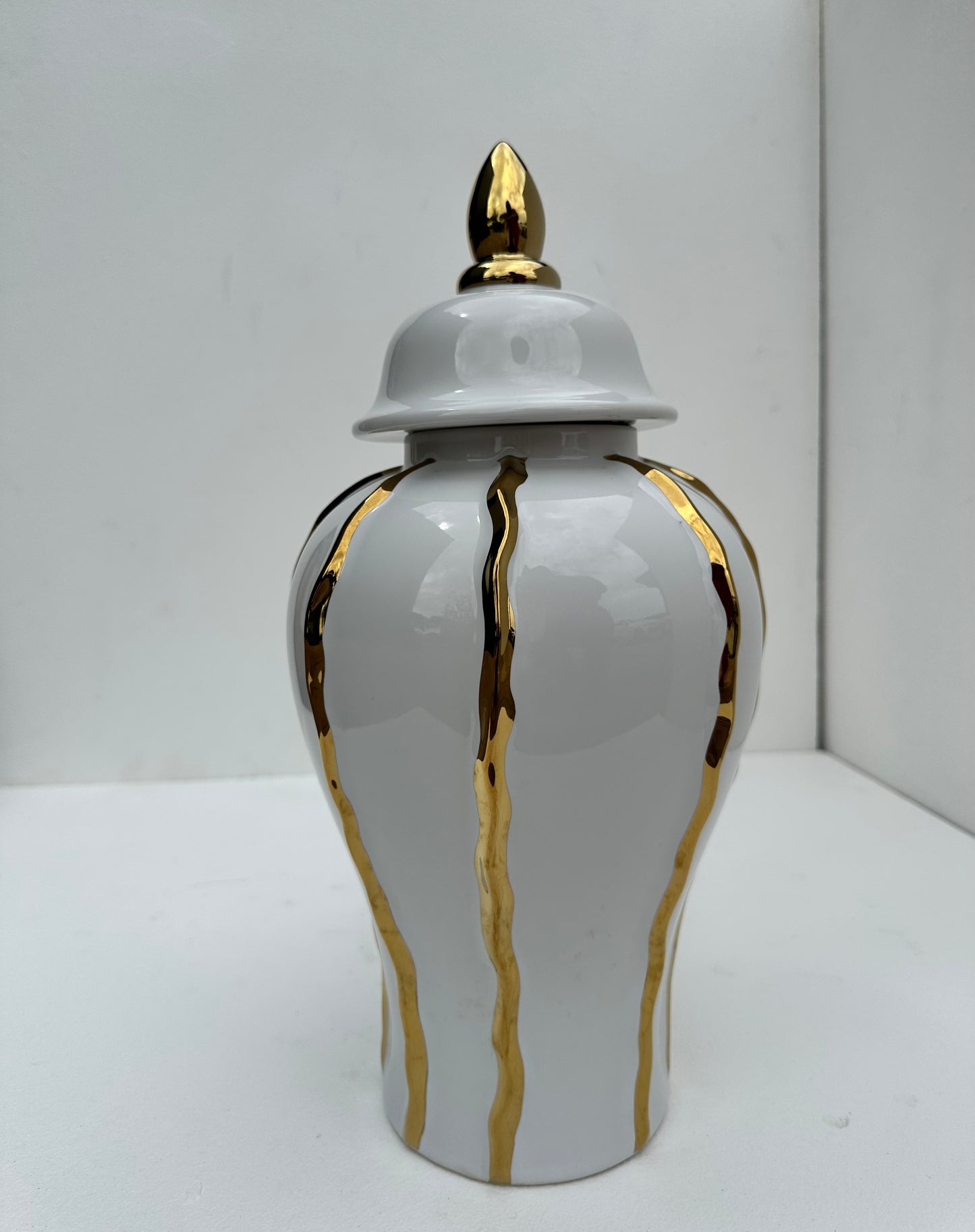 White with gold lines ginger jar (Medium)