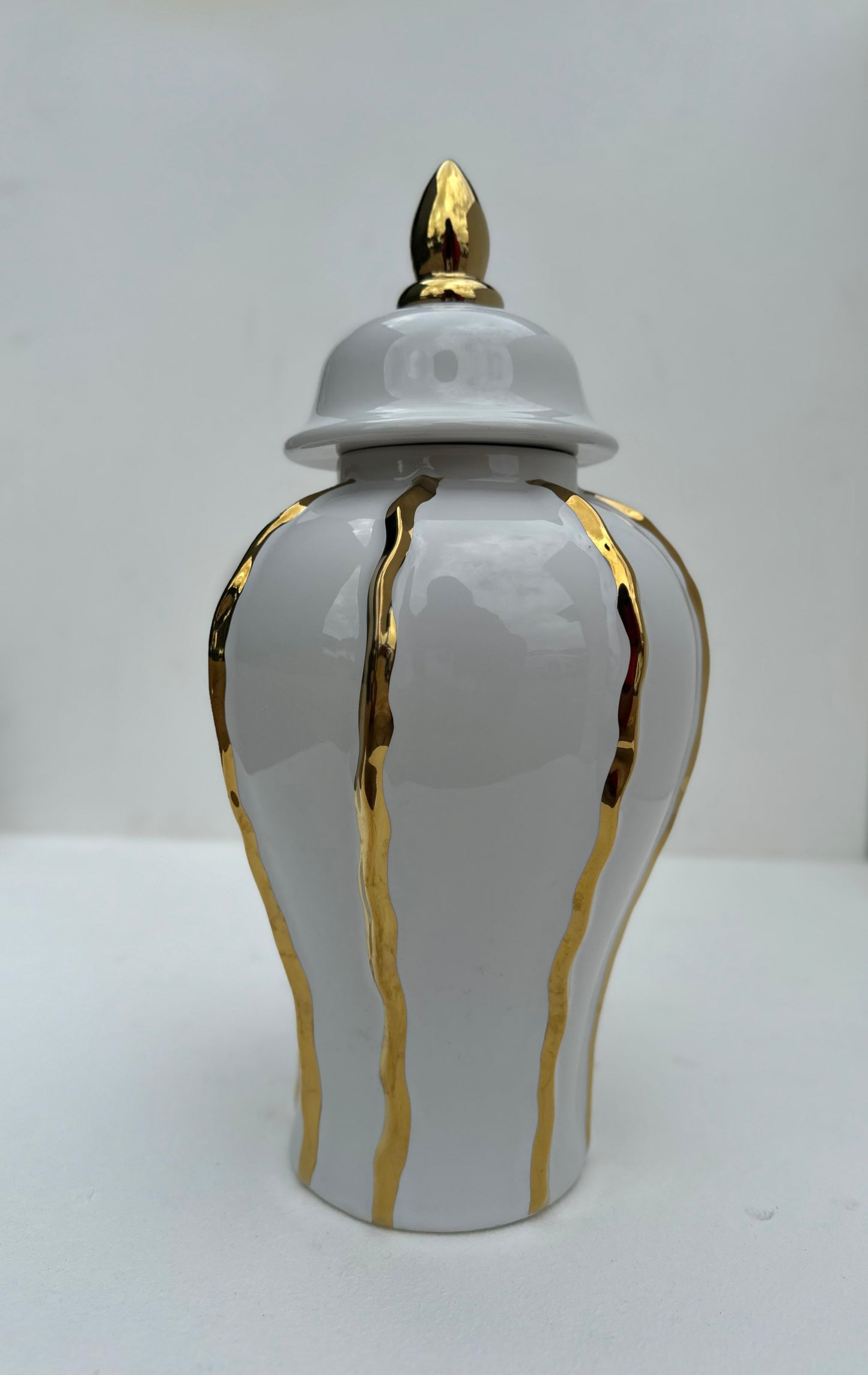 White with gold lines ginger jar (Medium)